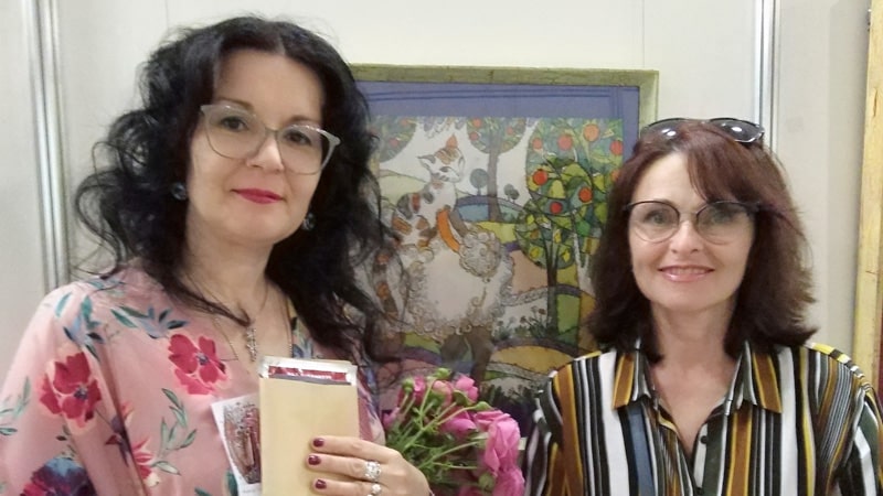 Нина Дивинская с художником Татьяной Ковешниковой на открытии её персональной выставки: "Коты"