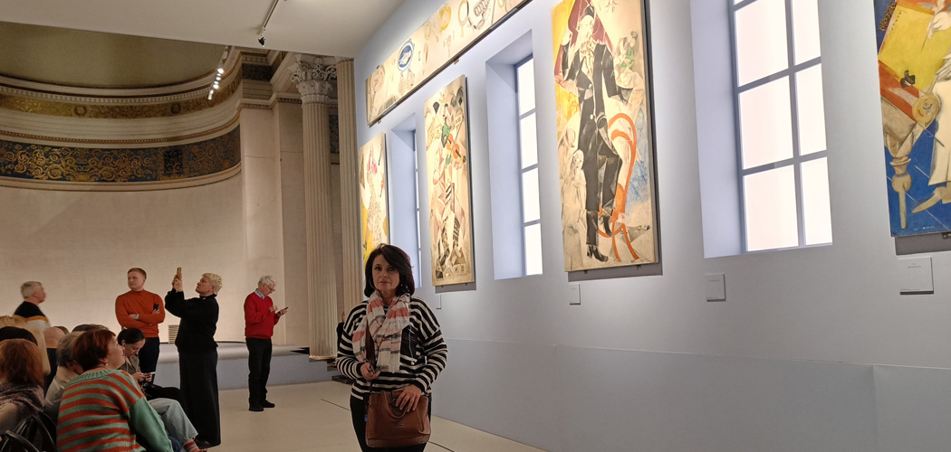 На выставке "Марк Шагал. Радость земного притяжения"