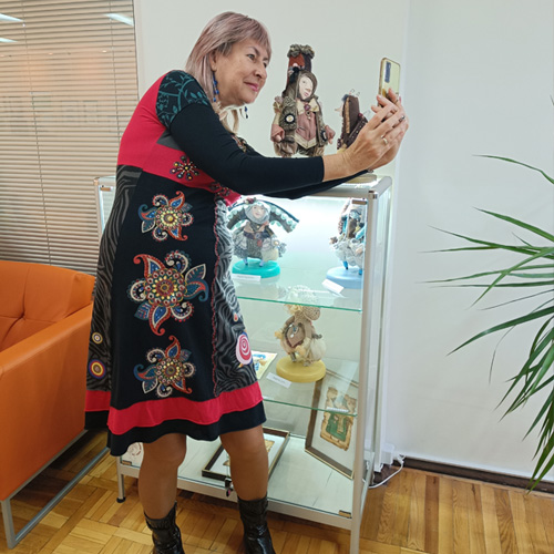 Сэлфи с куклой на выставке Леры Зайцевой  Волгоград 2023