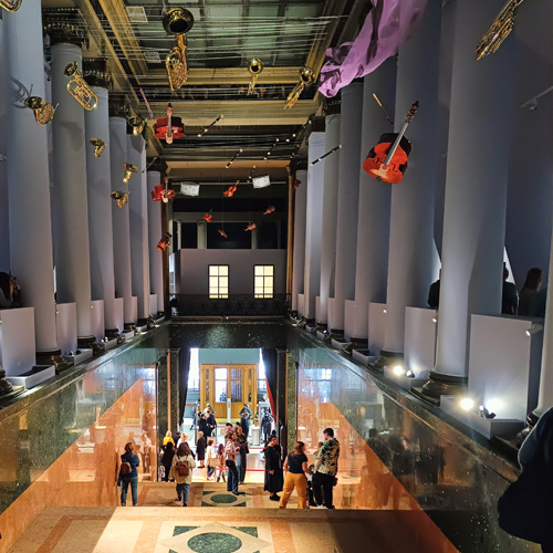 Лестница, ведущая на выставку Марка Шагала