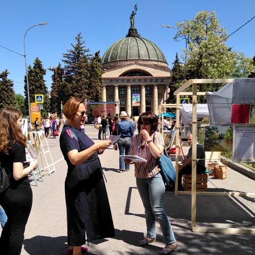 Нина Дивинская и журналистка Юлия Гречухина фестиваль Извините вы не видели Лосева 2019