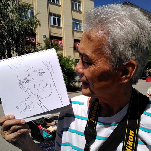 Фотограф Геннадий Бисенов Лосев-фест 2019 демонстрирует портрет-скетч выполненный Ниной Дивинской