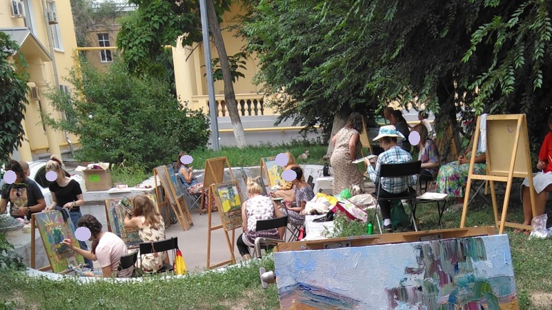 Пленэр «Дворики улицы Мира» под руководством волгоградской художницы Натальи Рухлиной.