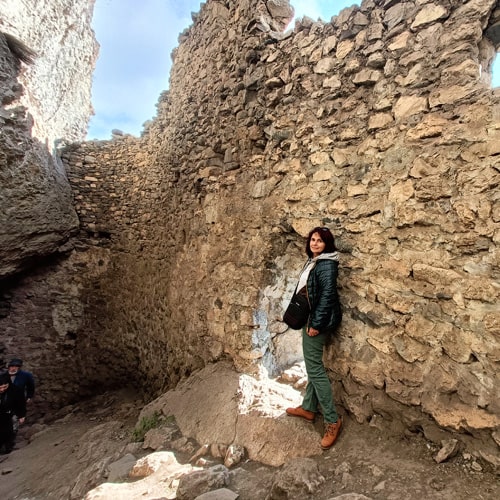 Остатки каменных строений в горах Северной Осетии