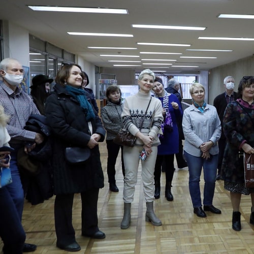 Посетители на открытии художественной выставки Нины Дивинской "Эмоции в цвете" Волгоград