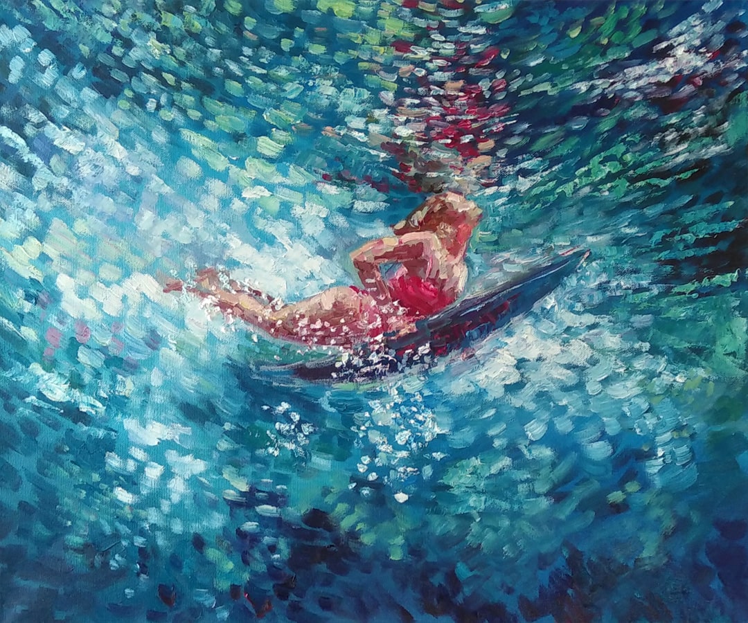 Девушка-серфингист на своей доске вырывается из накрывшей её волны на поверхность океана Художник Нина Дивинская (Волгоград)