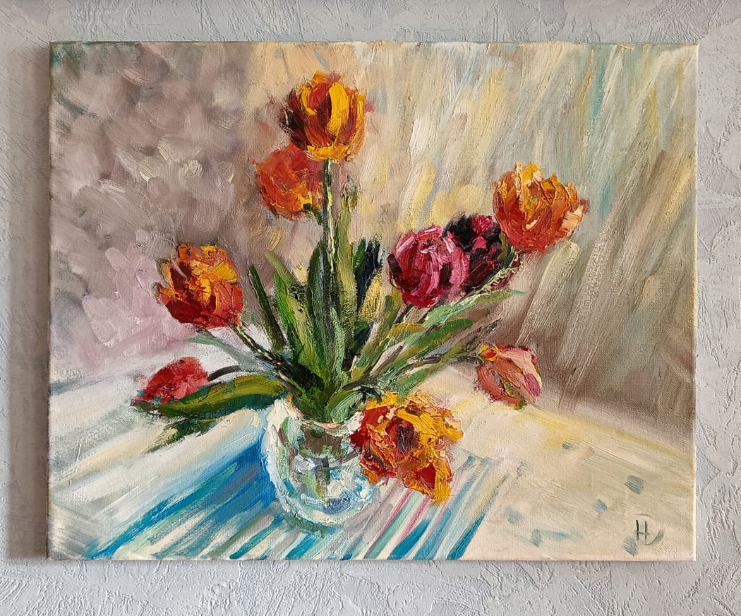 Картина маслом "Весна в доме" с тюльпанами в вазе.