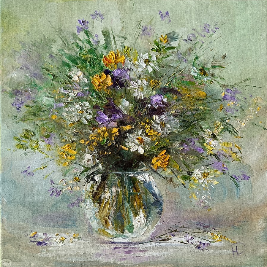 Букет полевых очаровательныз цветов в прозрачной вазе на картине маслом художника Нины Дивинской (Волгоград)