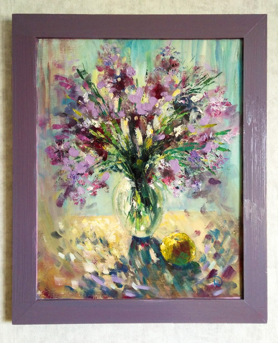 Картина маслом с полевыми цветами в вазе. оформление деревянная рама.