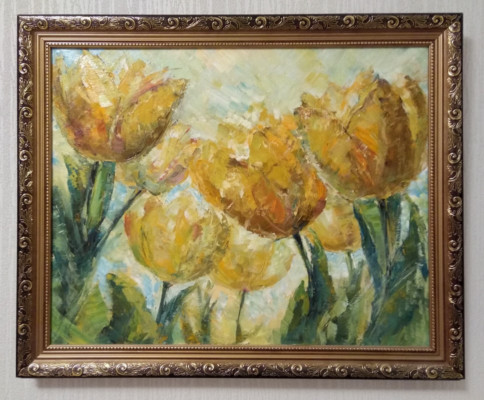 Картина "Весенние цветы", с символичными жёлтыми тюльпанами залитыми солнечным светом, в раме.