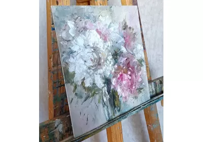 Холст на картоне с с бело-розовым букетом пионов