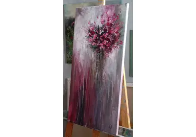 Холст на подрамнике с необычным изображением цветов в розово-сиреневых тонах.