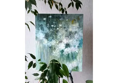 Картина "Сон среди цветов" в интерьере между комнатными растениями.