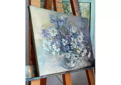 Холст на подрамнике с изображение букета ромашек в вазе.