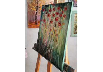 Холст на подрамнике с изображением маков на тонких ножках.