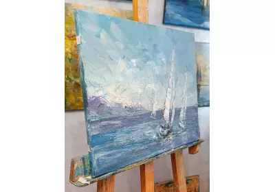 Морской пейзаж с яхтами на мольберте