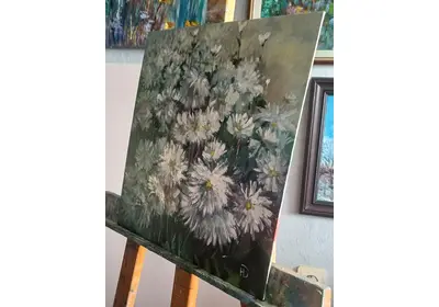 Картина маслом "Хризантемы-снежинки" на мольберте художник Нина Дивинская