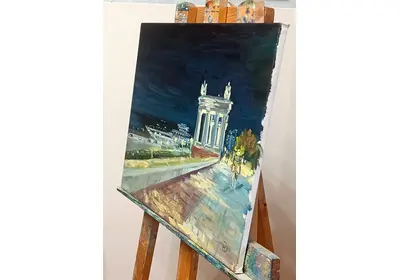 Яркая иллюминация освещает Волгоградскую набережную поздним летним вечером.