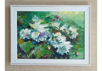 Белые пионы на холсте оформлены в белую раму.