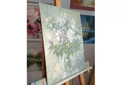 Холст на картоне с изображением белых пионов