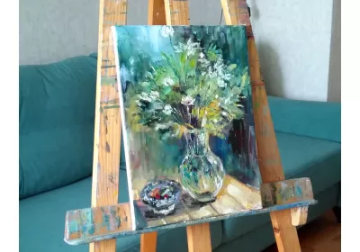 Холст с цветами в прозрачной вазе на подрамнике.