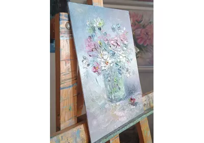 Холст на картоне с цветами в прозрачной вазе