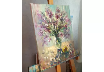 Полотно "Поле в вазе" на мольберте.