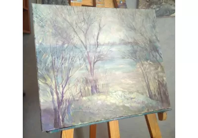 Полотно "Робкая весна" на мольберте.