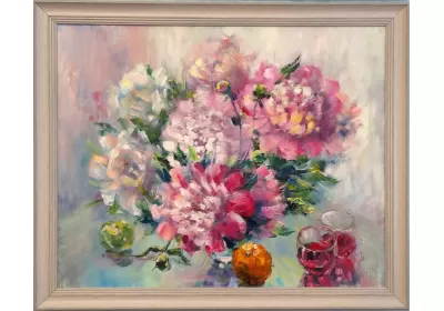 Картина "Романтика" с пионами и бокалами вина в раме.