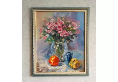 Натюрморт  "Розовое настроение" с цветами и фруктами в раме.