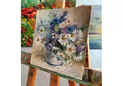 Холст на картоне с живописным букетом ромашек с васильками.