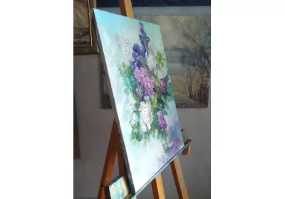 Живопись на мольберте с работой "Весеннее настроение"