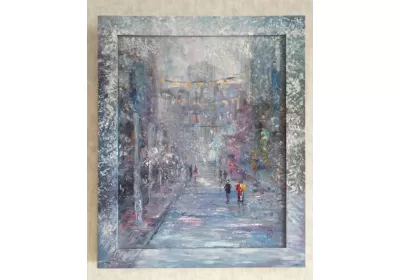 Картина "Зима в городе" оформлена в раму, которая стала продолжением картины, усиливая перспективу заснеженной улицы.