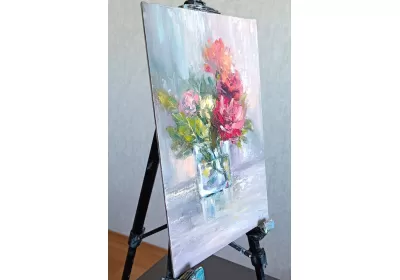 Изображение букетика цветов на холсте, натянутом на картон