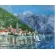 Изображение курортного городка в Черногории маслом на холсте. Яхта под белым парусом движется к берегу. Домики с черепичными крышами ждут путников.