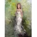 Картина маслом "Навстречу" с женщиной в белом написана в зелёной гамме Художник Нина Дивинская